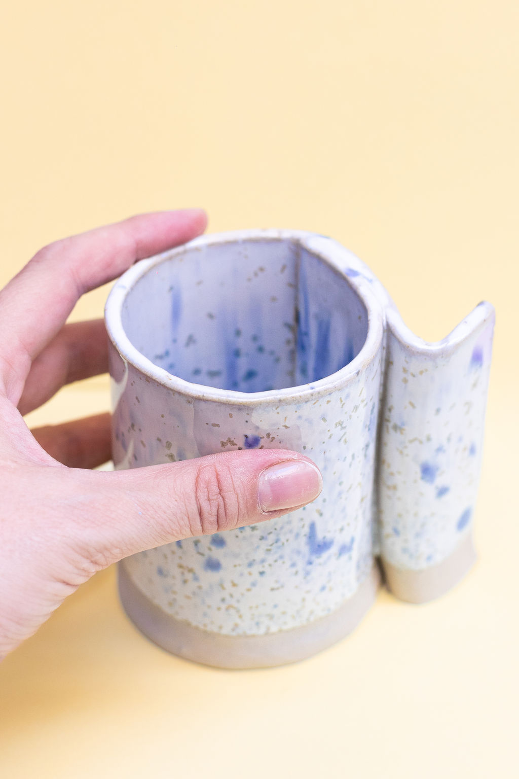 tasse fabriquée à la plaque en modelage