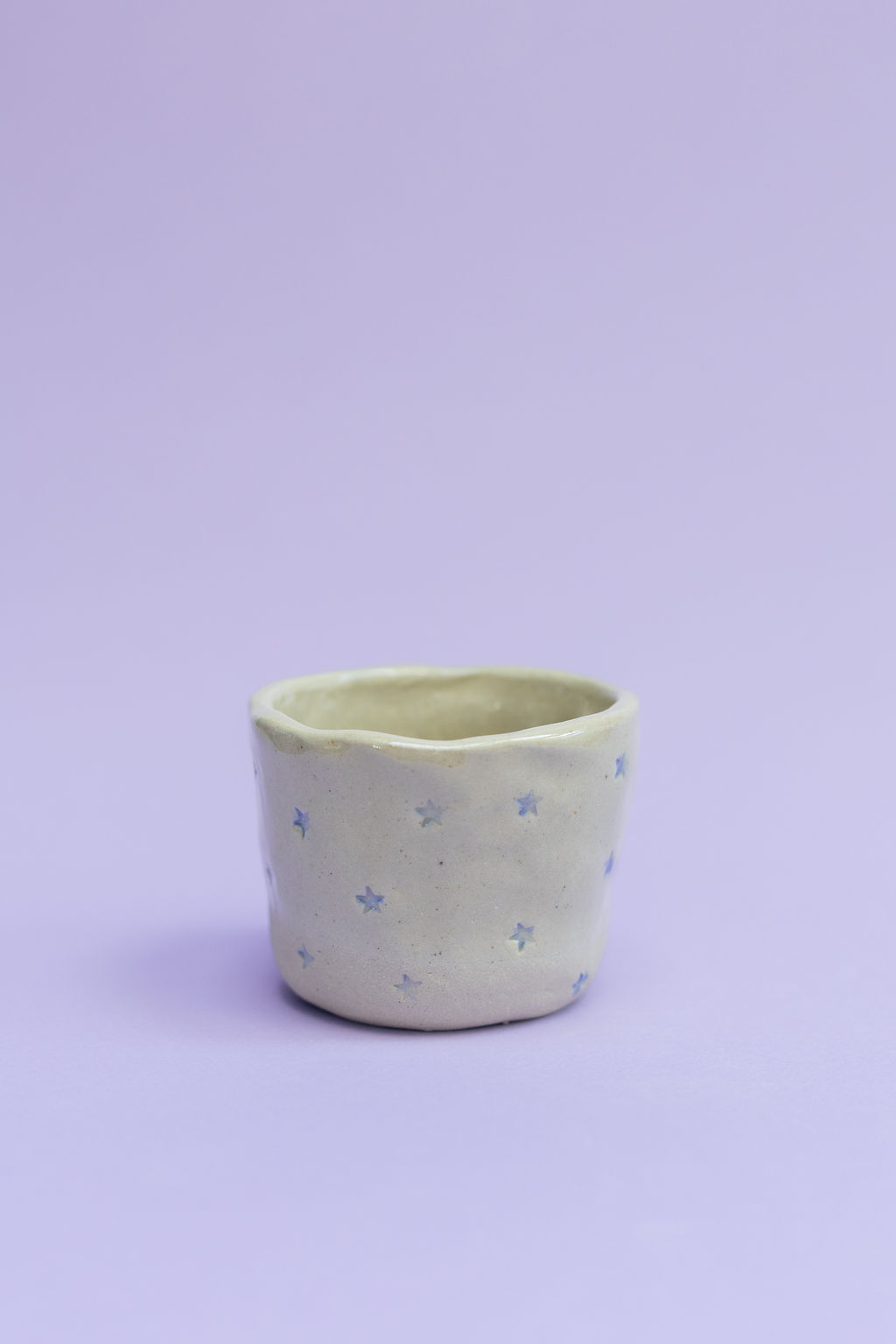 tasse modelée et décorée