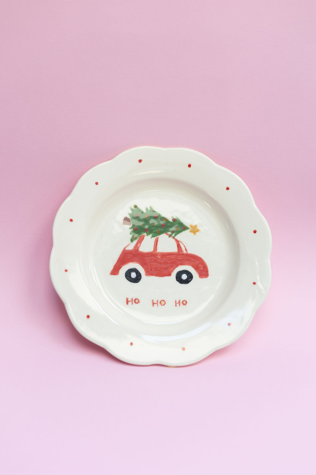 assiette en faïence avec décor sur le thème de noël