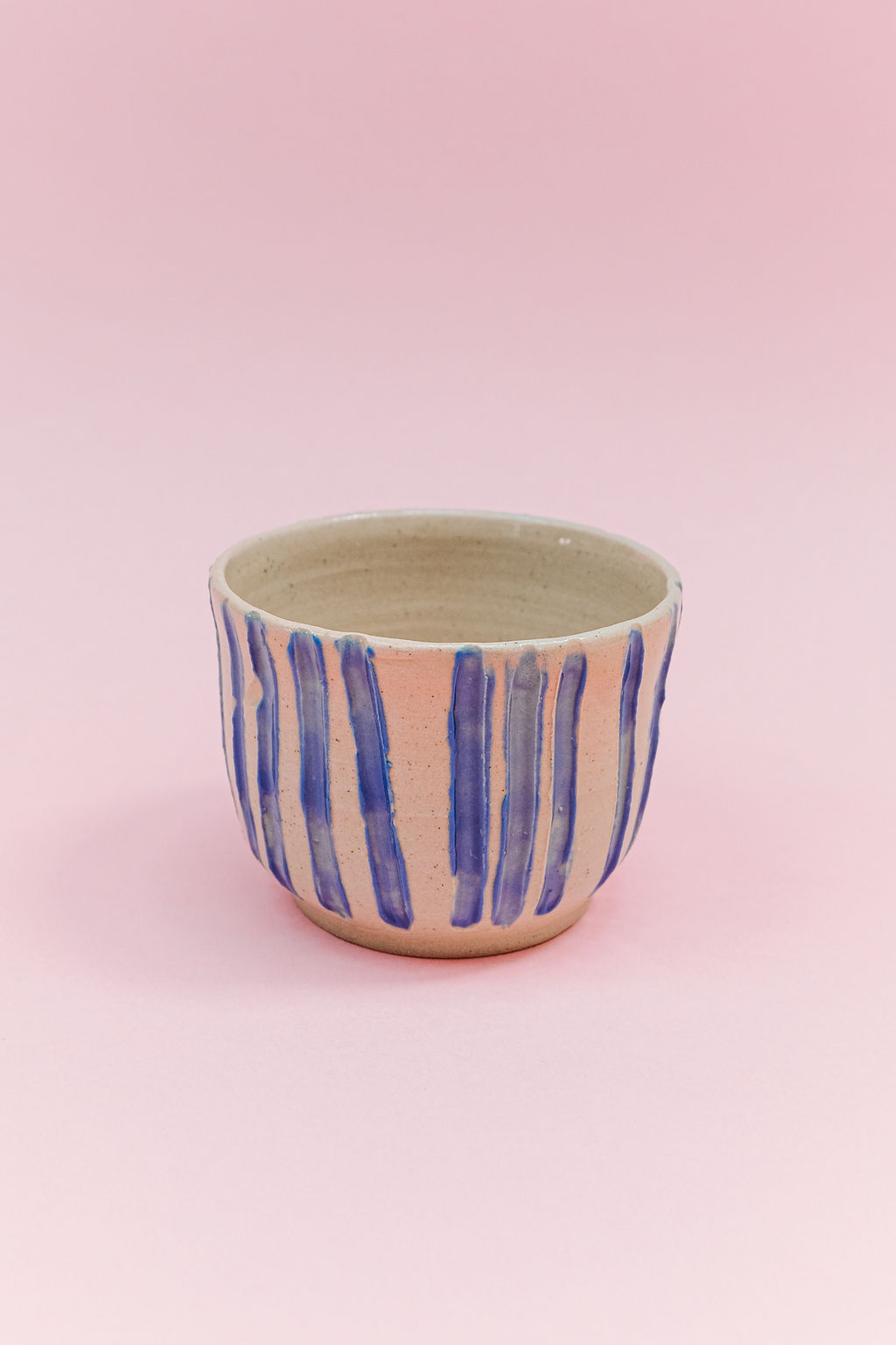 tasse tournée et décorée à l'engobe bleue foncée