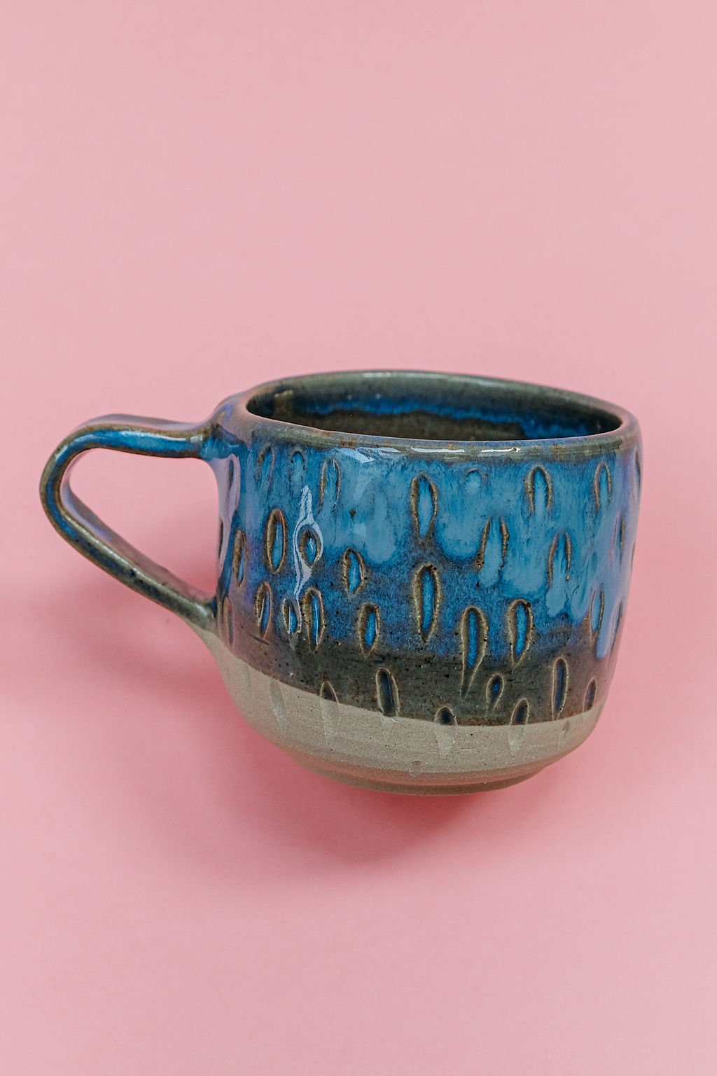 tasse tournée et décorée en relief émaillée en bleu givré