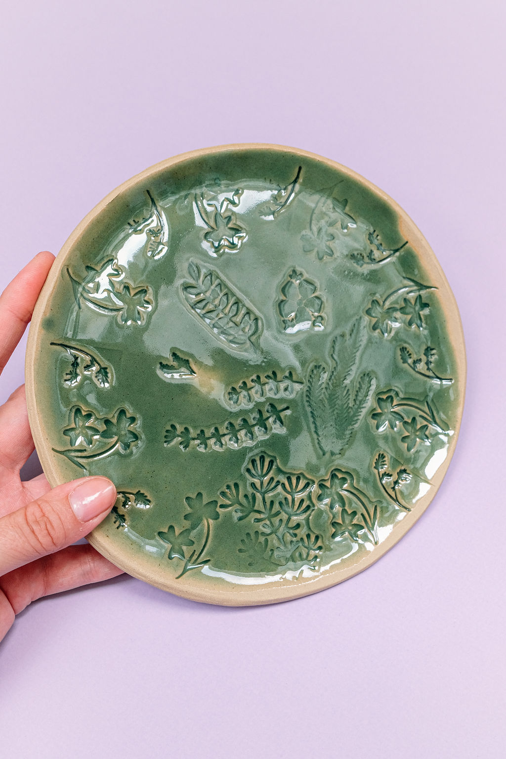 assiette modelée à la plaque