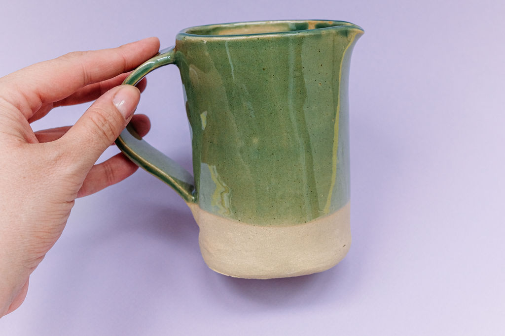 pichet modelé à la plaque