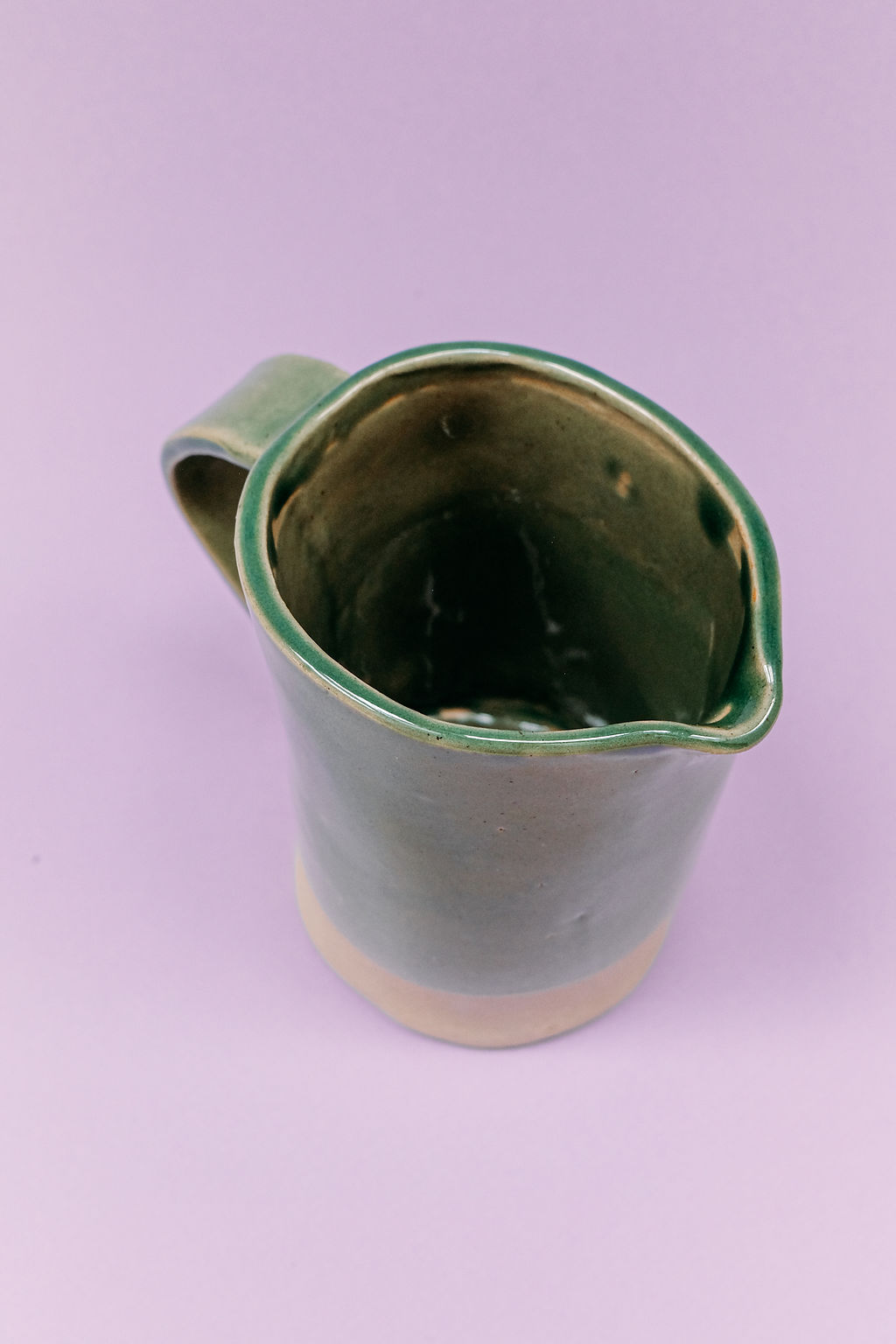 pichet modelé à la plaque