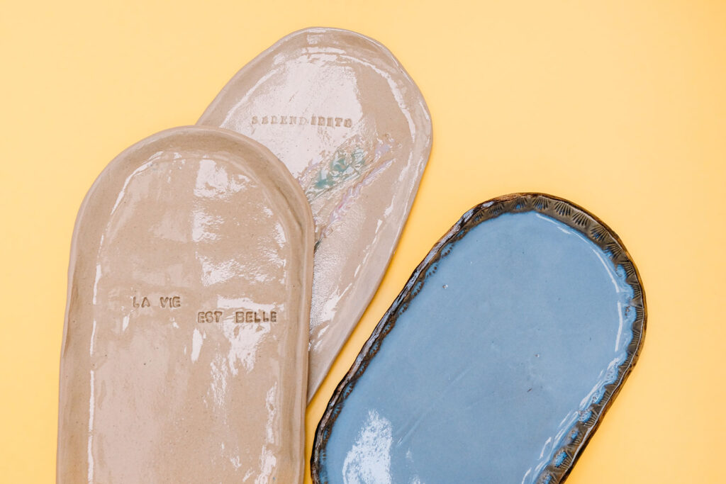 plateaux fabriqués en modelage à la plaque avec impression végétale