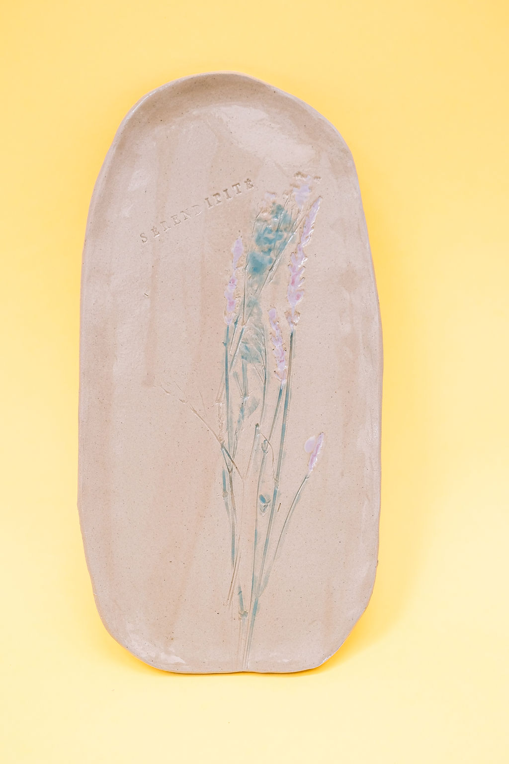 plateau fabriqué en modelage à la plaque avec impression végétale