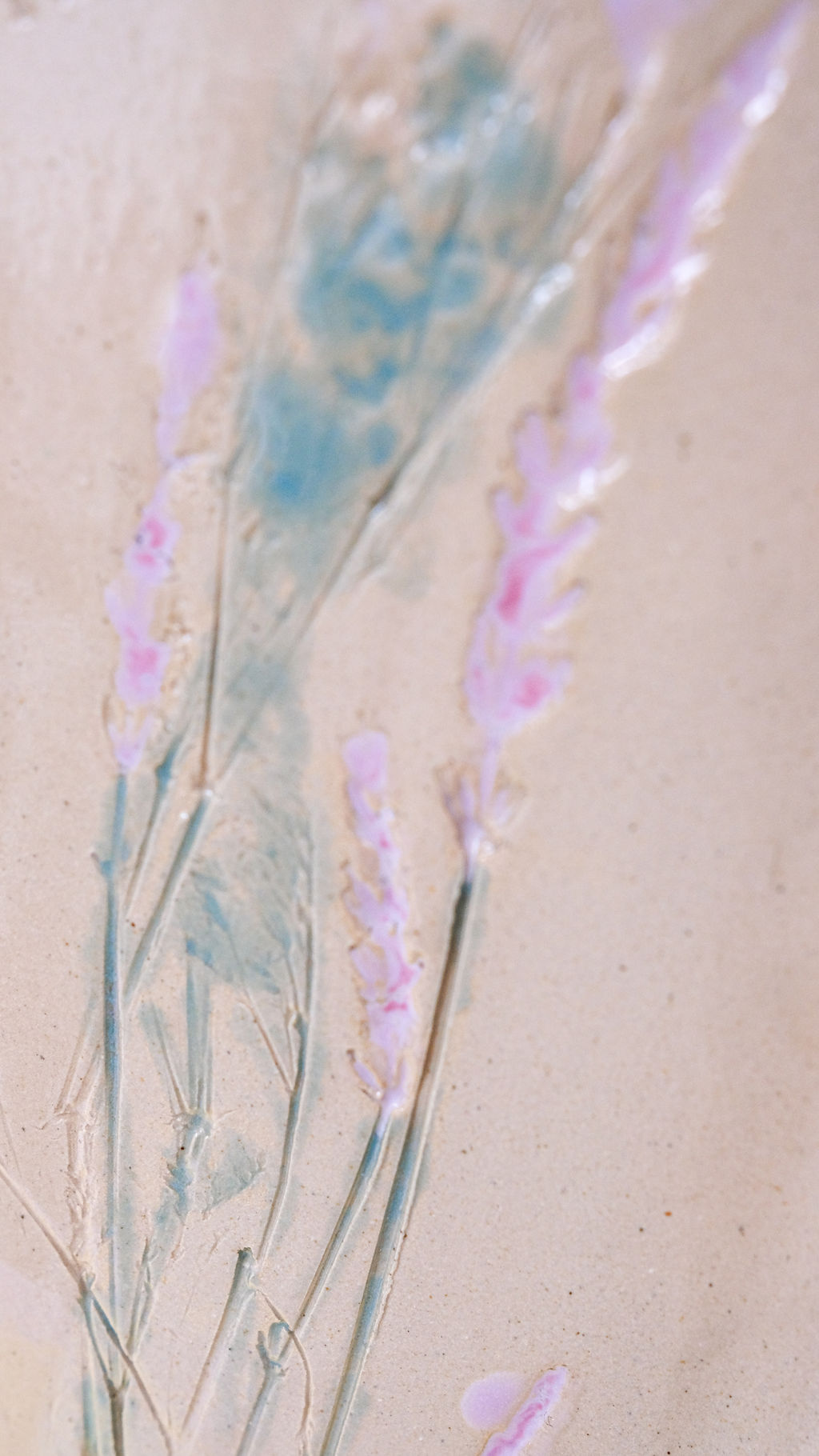 plateau fabriqué en modelage à la plaque avec impression végétale