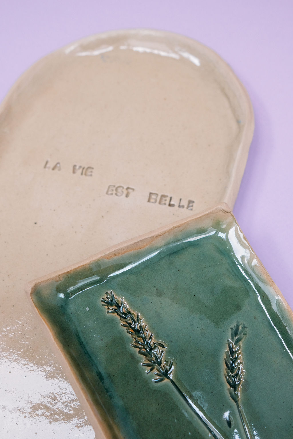 plateaux fabriqués en modelage à la plaque avec impression végétale