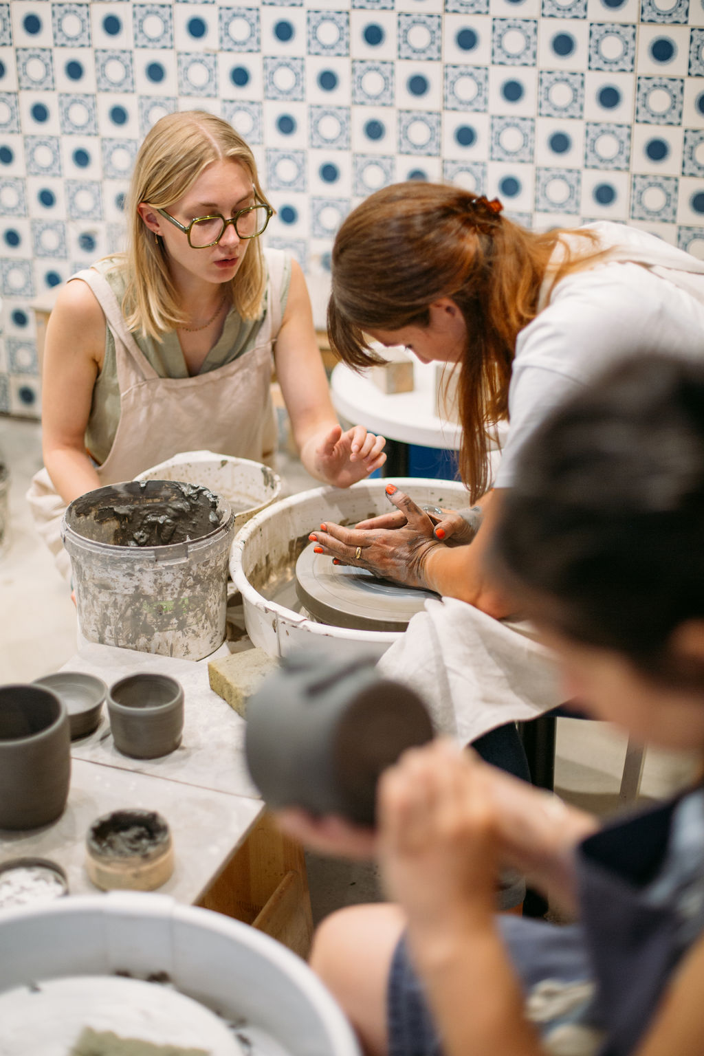 Marion explique le tournage pendant un cours